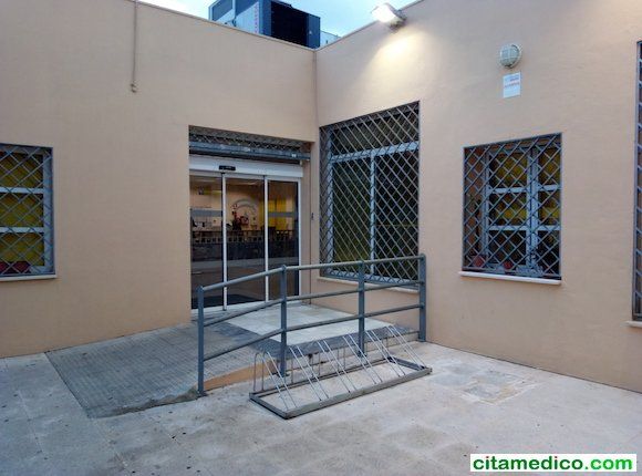 Entrada del Centro de Salud Portada Alta