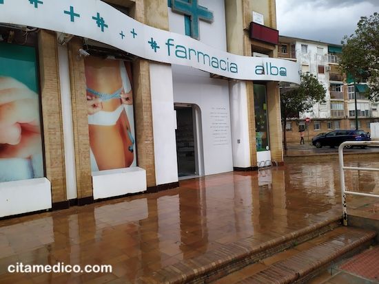 Farmacia Alba en Portada Alta, junto al Centro de Salud