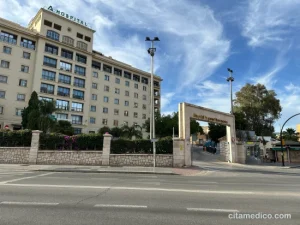 Entrada principal del Pabellón A del Hospital General del Hospital Regional Universitario de Málaga (Carlos Haya), acceso desde la Avenida de Carlos Haya, Málaga
