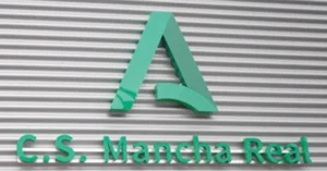 Fachada del nuevo Centro de salud Mancha Real en Jaén, moderno edificio de atención primaria del Servicio Andaluz de Salud con 14 consultas y radiología digital.