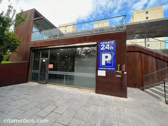 Entrada peatonal al aparcamiento del Hospital Virgen de las Nieves de Granada